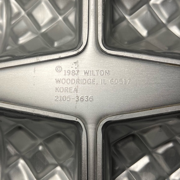 Wilton 1987 Ice Cream Cone Vintage Aluminum Cake Pan - Picture 3 of 3